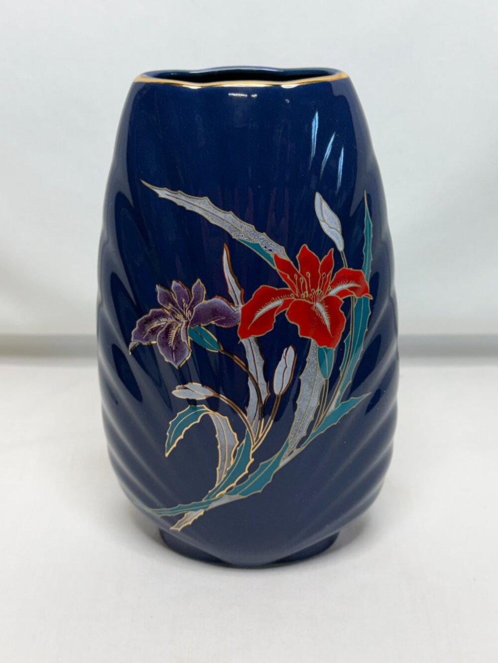Shaddy Japan 7-1/4 Cobalt Blue Vase Red & Purple Lilies Gold Trim